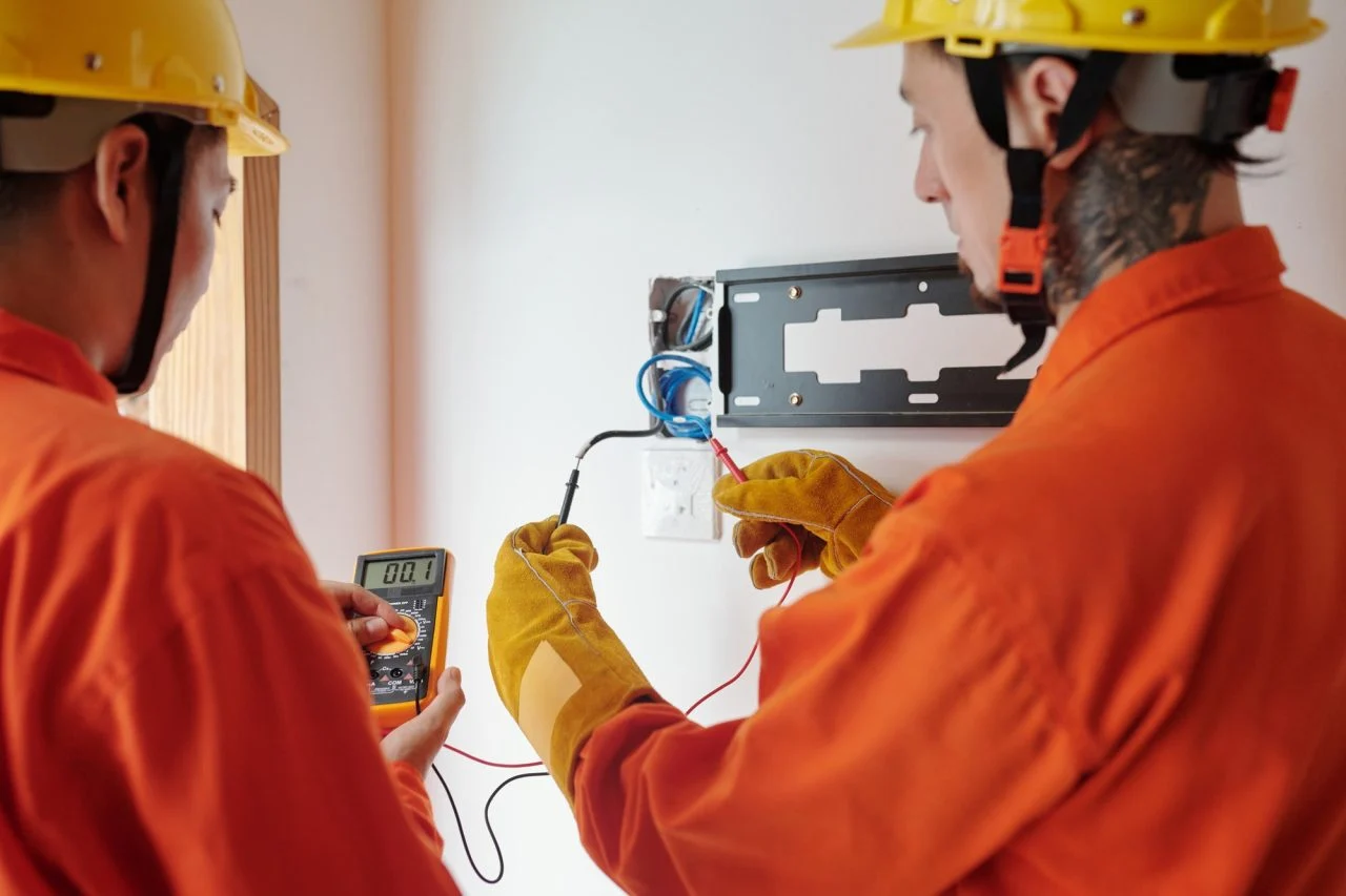 Electricistas realizando pruebas técnicas a cables eléctricos en industria moderna en Puebla